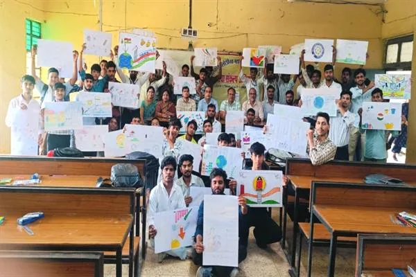 कक्षा में विद्यार्थी और महाविद्यालय के कर्मचारी हाथों में रंगीन चित्र तथा पोस्टर लेकर खड़े हैं