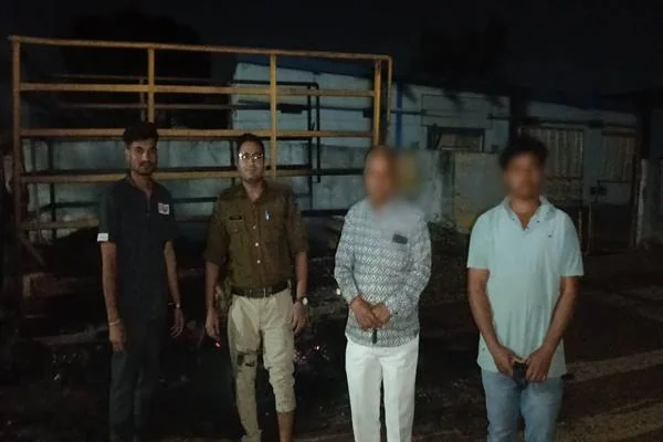 डायल-112 कर्मी और अग्निशमन कार्रवाई से जुड़ा चित्र