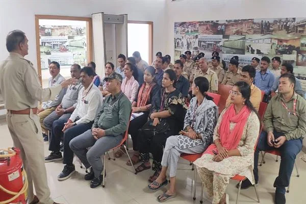 पुलिस मुख्यालय में अग्निशमन प्रशिक्षण का दृश्य