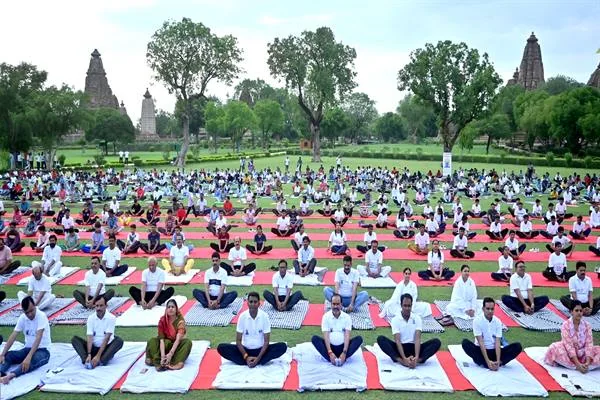 खजुराहो मंदिर प्रांगण में सामूहिक योग