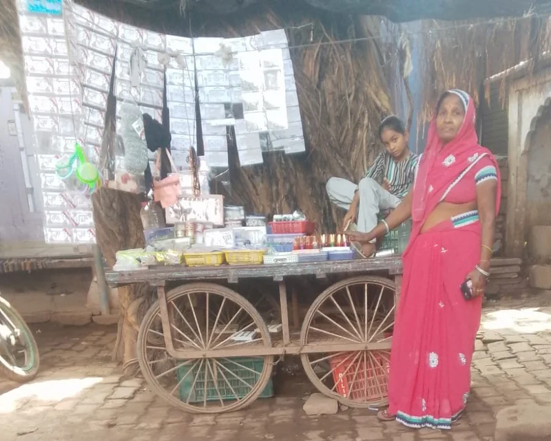 20 रूपये की साप्ताहिक बचत से शुरू की जनरल स्टोर दुकान