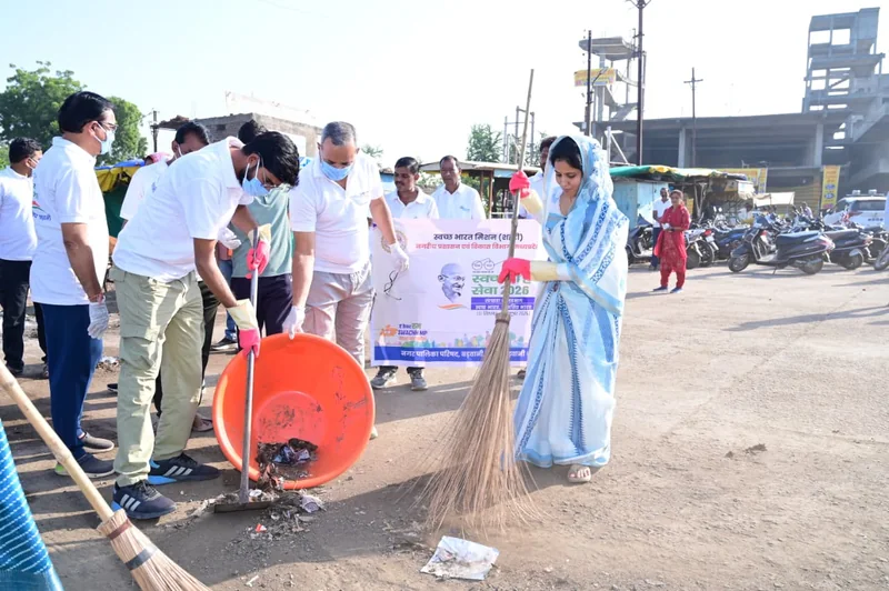“1 दिन, 1 घंटा, 1 साथ” थीम पर बड़वानी में श्रमदान एवं स्वच्छता अभियान