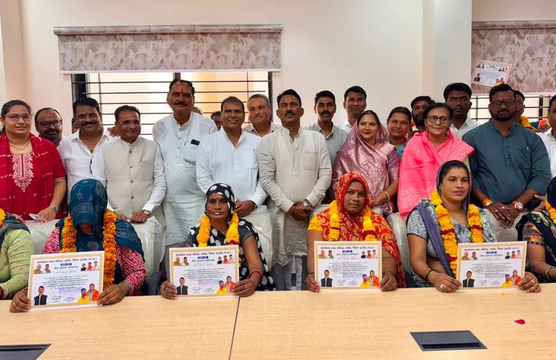 स्वच्छता सेवा अभियान में मंत्री श्री तुलसीराम सिलावट ने किया श्रमदान, स्वच्छता कर्मियों का किया सम्मान