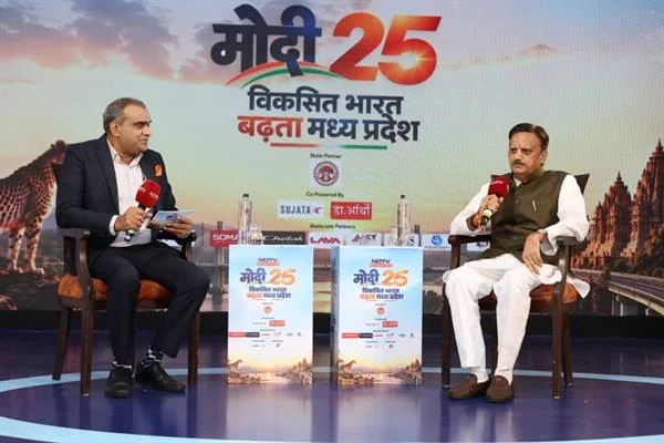 कॉन्क्लेव के मंच पर एंकर के साथ बातचीत करते उप मुख्यमंत्री राजेन्द्र शुक्ल