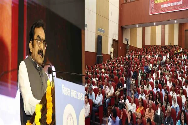 सभागार में मंच से संबोधित करते लोक निर्माण मंत्री राकेश सिंह, सामने बैठे विद्यार्थी